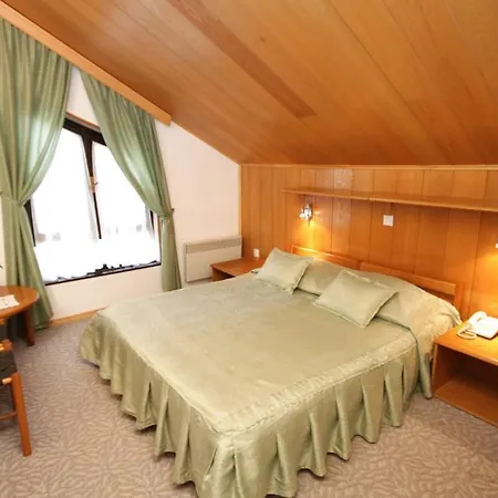 Triple Starigrad 3335d 3*